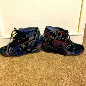 Woman's Tom's booties. Size = 6.5. Blue black patterned.